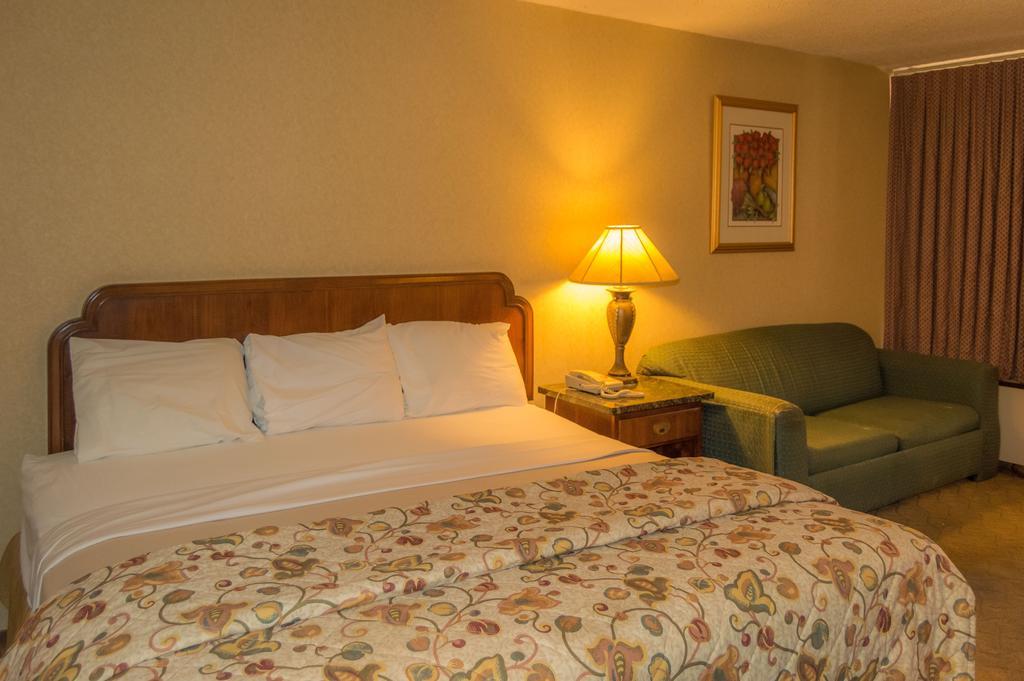 Executive Inn Hotel And Conference Center Lawton Chambre photo
