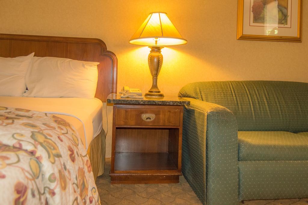 Executive Inn Hotel And Conference Center Lawton Chambre photo