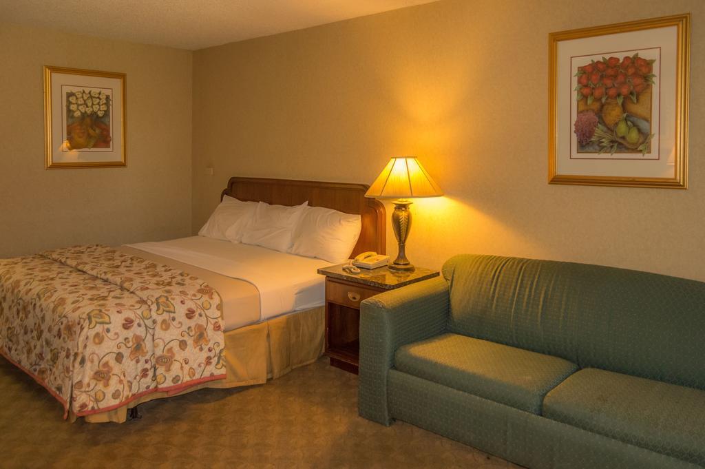 Executive Inn Hotel And Conference Center Lawton Chambre photo