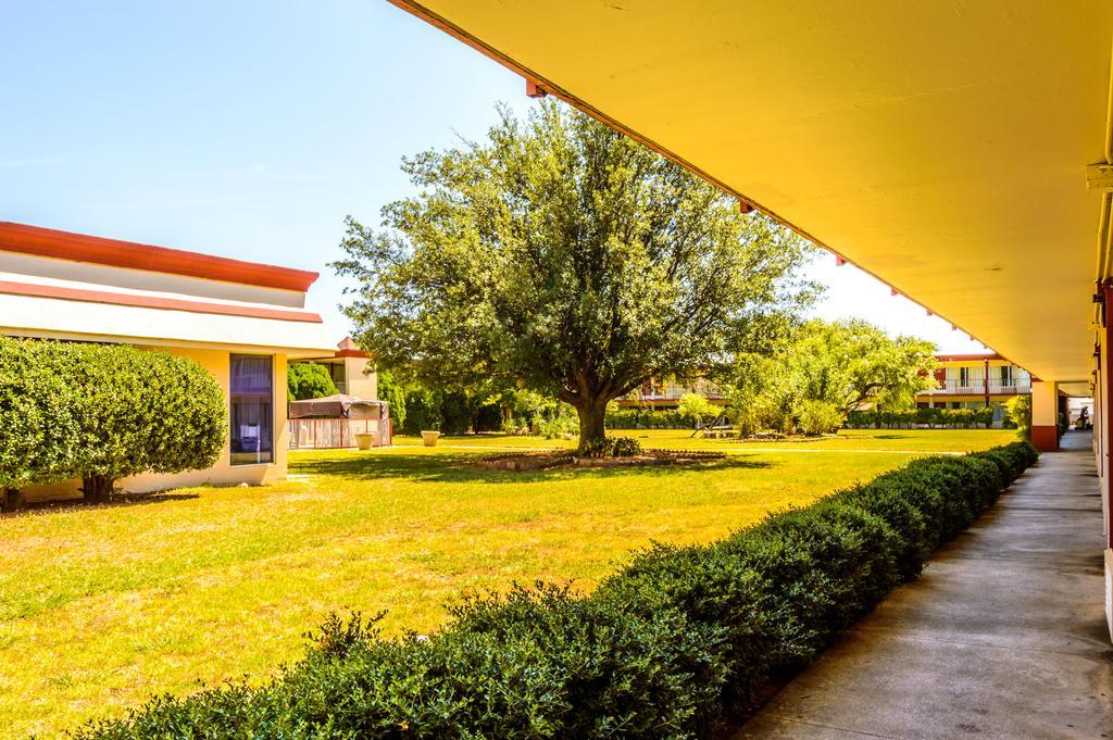 Executive Inn Hotel And Conference Center Lawton Extérieur photo